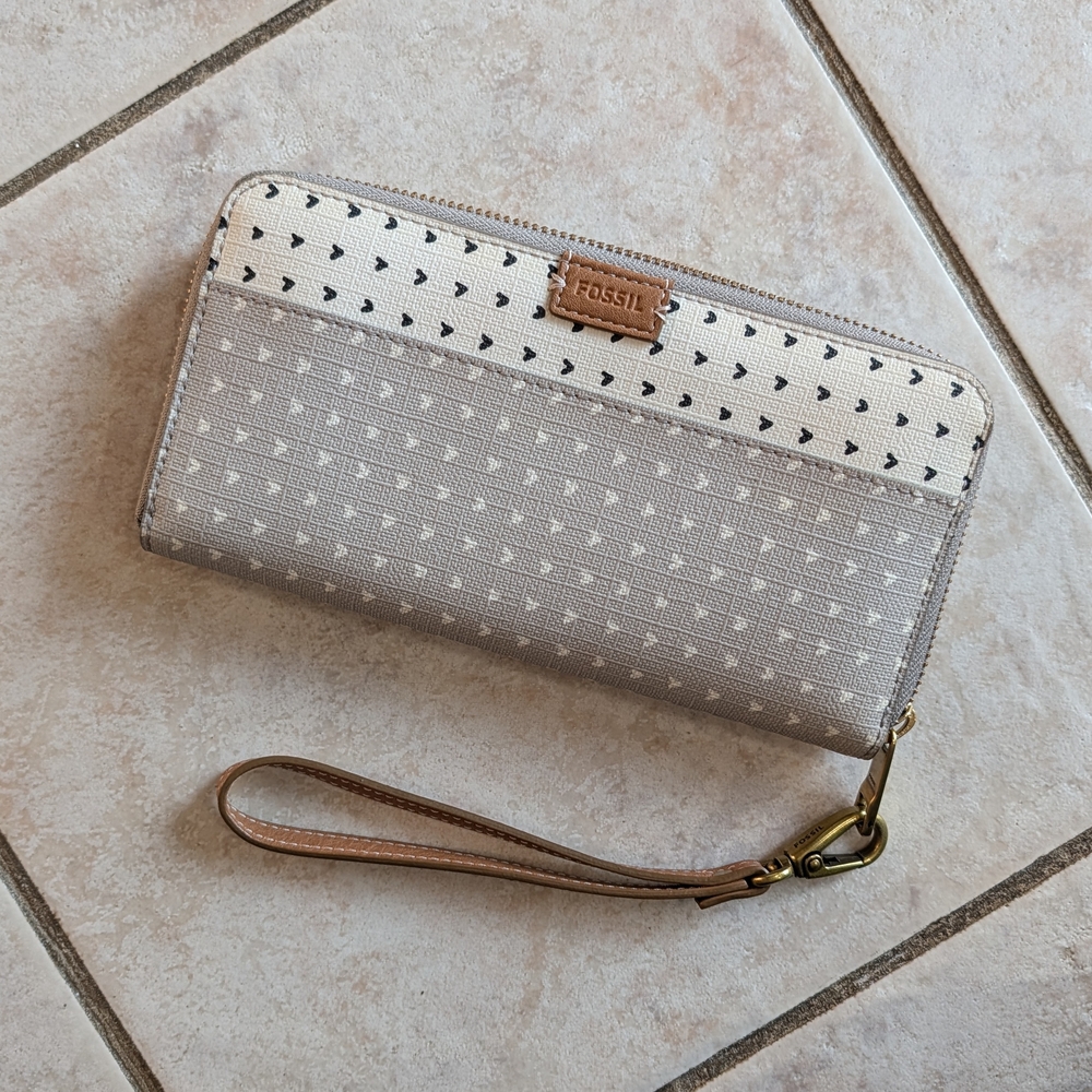 Fossil Tan and White Wristlet Wallet